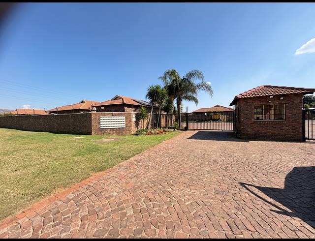 2 BEDROOM TOWNHOUSE FOR SALE IN ANDEON